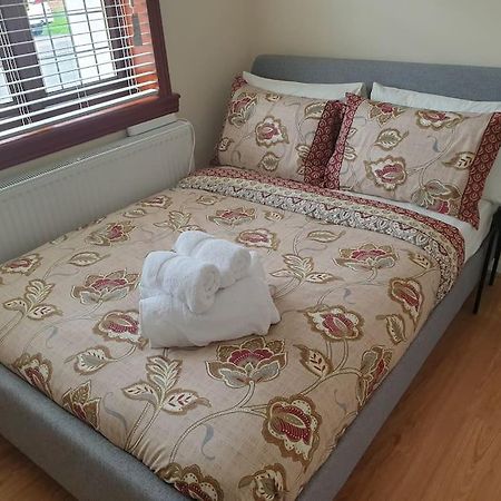 London Luxury 6 Bedroom Family House Sleeps 12 People Parking For 4 Cars Close To Tube. Чигуэлл Экстерьер фото