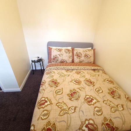 London Luxury 6 Bedroom Family House Sleeps 12 People Parking For 4 Cars Close To Tube. Чигуэлл Экстерьер фото