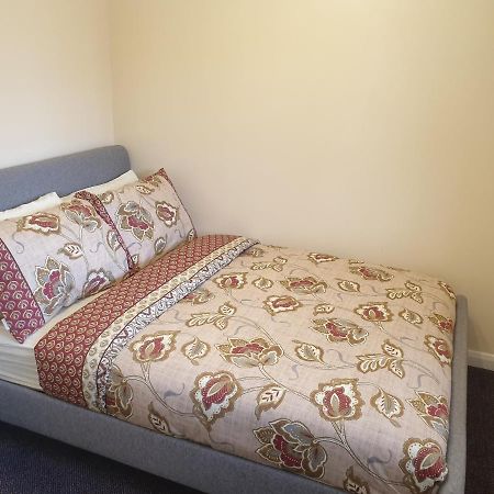 London Luxury 6 Bedroom Family House Sleeps 12 People Parking For 4 Cars Close To Tube. Чигуэлл Экстерьер фото