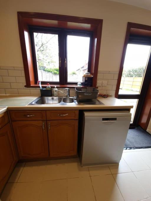 London Luxury 6 Bedroom Family House Sleeps 12 People Parking For 4 Cars Close To Tube. Чигуэлл Экстерьер фото