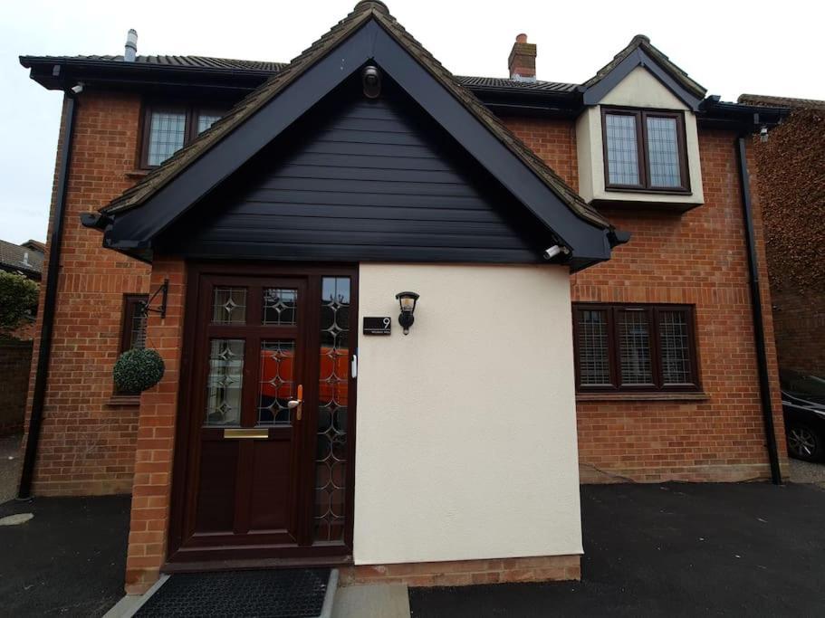 London Luxury 6 Bedroom Family House Sleeps 12 People Parking For 4 Cars Close To Tube. Чигуэлл Экстерьер фото