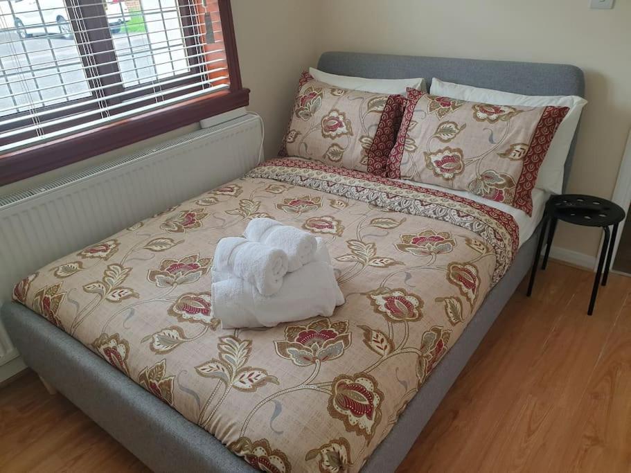 London Luxury 6 Bedroom Family House Sleeps 12 People Parking For 4 Cars Close To Tube. Чигуэлл Экстерьер фото