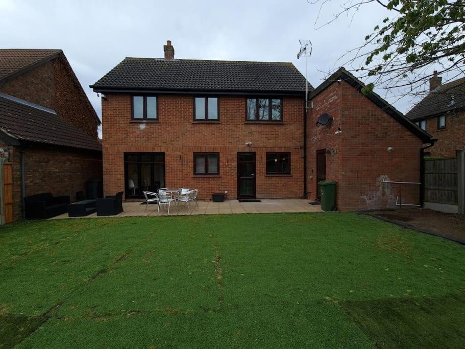 London Luxury 6 Bedroom Family House Sleeps 12 People Parking For 4 Cars Close To Tube. Чигуэлл Экстерьер фото