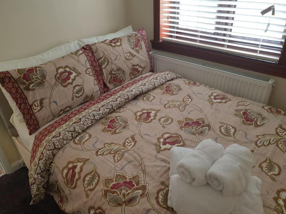 London Luxury 6 Bedroom Family House Sleeps 12 People Parking For 4 Cars Close To Tube. Чигуэлл Экстерьер фото