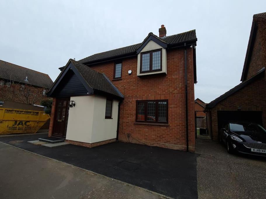 London Luxury 6 Bedroom Family House Sleeps 12 People Parking For 4 Cars Close To Tube. Чигуэлл Экстерьер фото