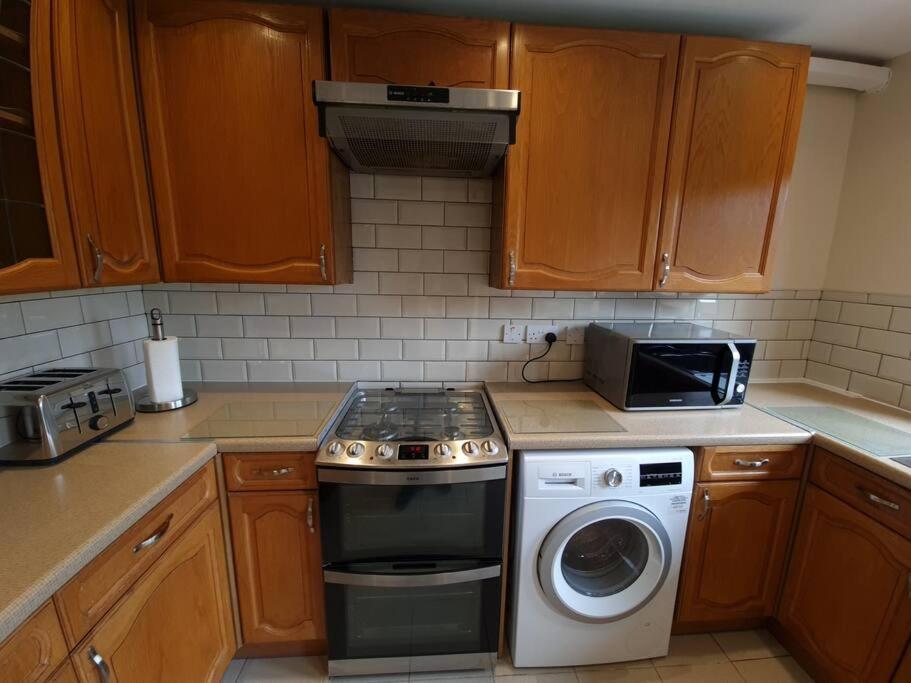 London Luxury 6 Bedroom Family House Sleeps 12 People Parking For 4 Cars Close To Tube. Чигуэлл Экстерьер фото