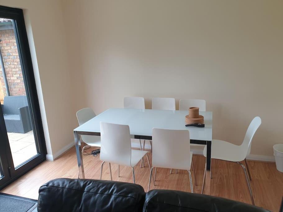 London Luxury 6 Bedroom Family House Sleeps 12 People Parking For 4 Cars Close To Tube. Чигуэлл Экстерьер фото