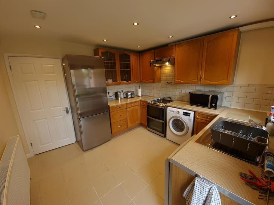London Luxury 6 Bedroom Family House Sleeps 12 People Parking For 4 Cars Close To Tube. Чигуэлл Экстерьер фото