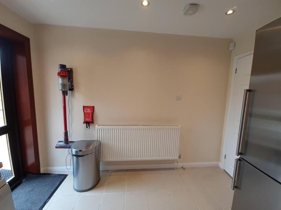 London Luxury 6 Bedroom Family House Sleeps 12 People Parking For 4 Cars Close To Tube. Чигуэлл Экстерьер фото