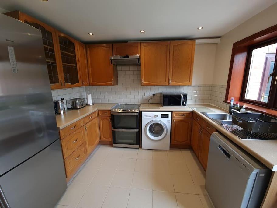 London Luxury 6 Bedroom Family House Sleeps 12 People Parking For 4 Cars Close To Tube. Чигуэлл Экстерьер фото