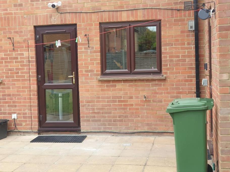 London Luxury 6 Bedroom Family House Sleeps 12 People Parking For 4 Cars Close To Tube. Чигуэлл Экстерьер фото