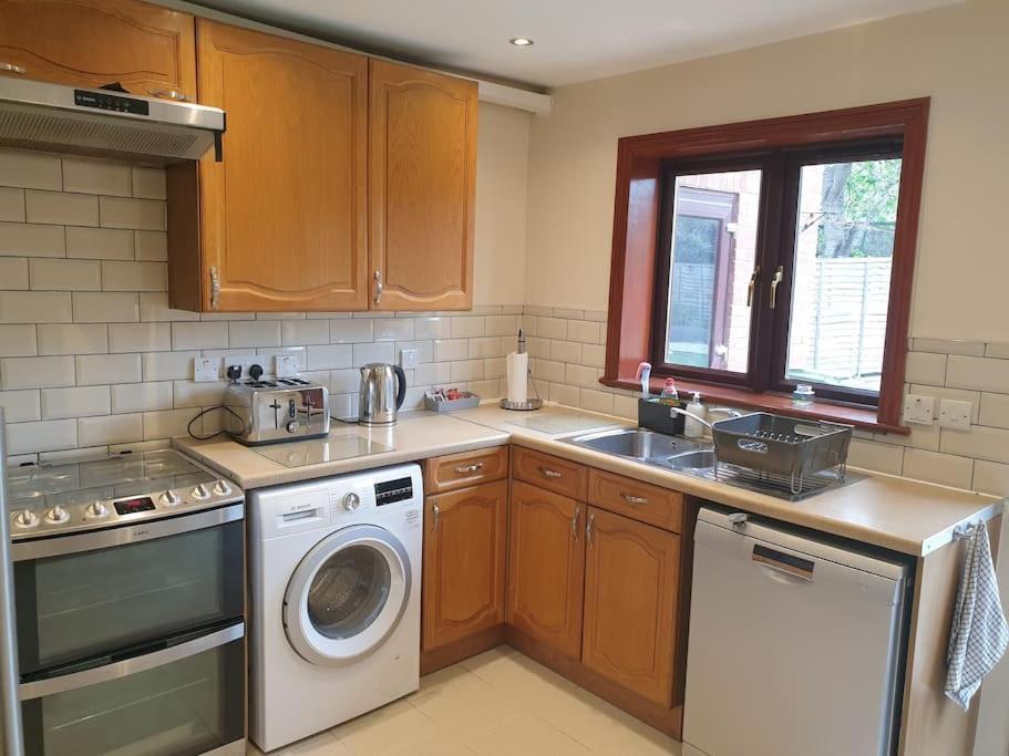 London Luxury 6 Bedroom Family House Sleeps 12 People Parking For 4 Cars Close To Tube. Чигуэлл Экстерьер фото