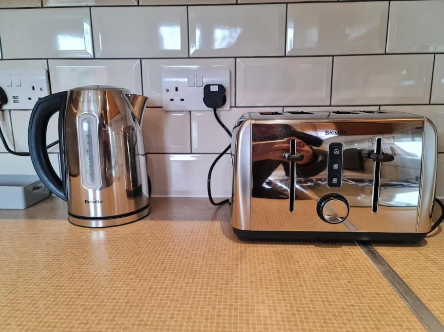 London Luxury 6 Bedroom Family House Sleeps 12 People Parking For 4 Cars Close To Tube. Чигуэлл Экстерьер фото