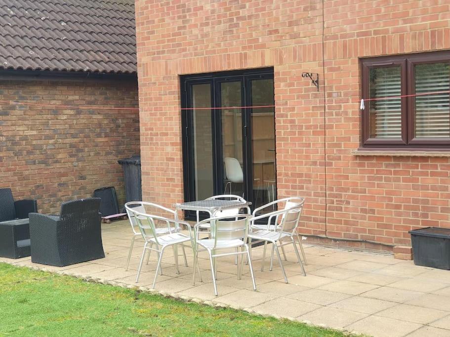 London Luxury 6 Bedroom Family House Sleeps 12 People Parking For 4 Cars Close To Tube. Чигуэлл Экстерьер фото