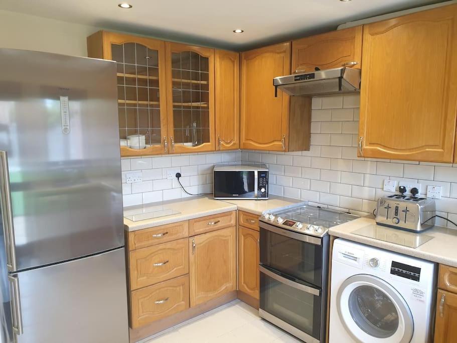 London Luxury 6 Bedroom Family House Sleeps 12 People Parking For 4 Cars Close To Tube. Чигуэлл Экстерьер фото