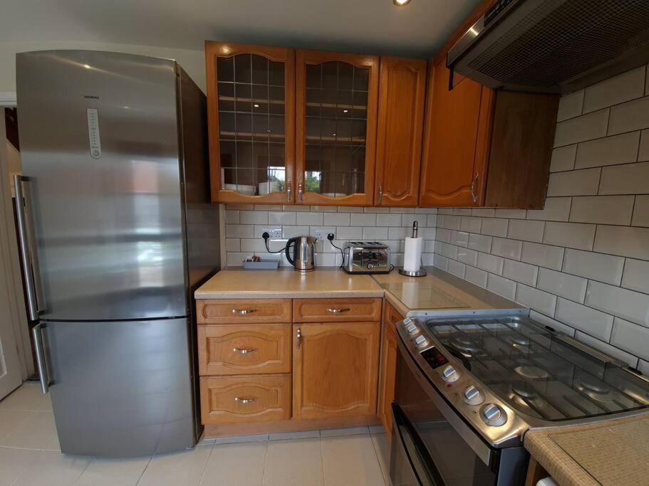 London Luxury 6 Bedroom Family House Sleeps 12 People Parking For 4 Cars Close To Tube. Чигуэлл Экстерьер фото