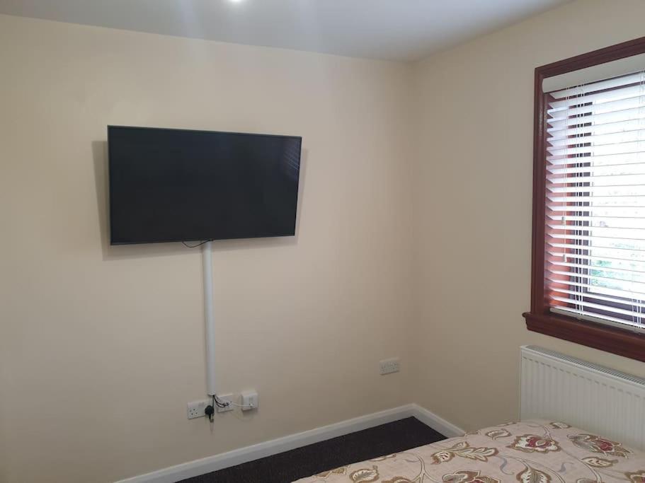London Luxury 6 Bedroom Family House Sleeps 12 People Parking For 4 Cars Close To Tube. Чигуэлл Экстерьер фото