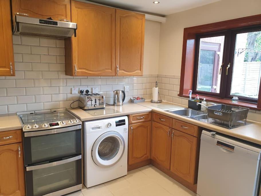 London Luxury 6 Bedroom Family House Sleeps 12 People Parking For 4 Cars Close To Tube. Чигуэлл Экстерьер фото
