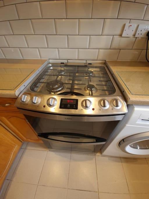 London Luxury 6 Bedroom Family House Sleeps 12 People Parking For 4 Cars Close To Tube. Чигуэлл Экстерьер фото