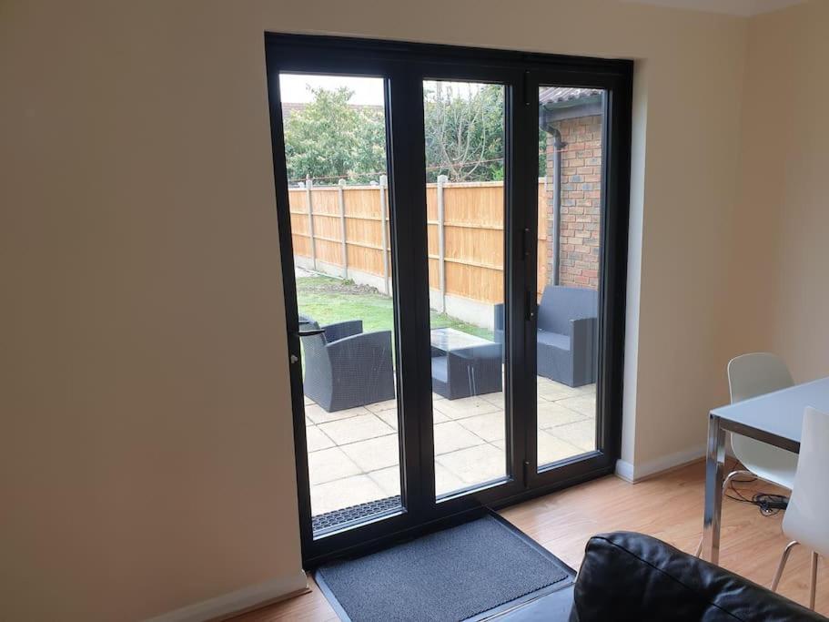 London Luxury 6 Bedroom Family House Sleeps 12 People Parking For 4 Cars Close To Tube. Чигуэлл Экстерьер фото