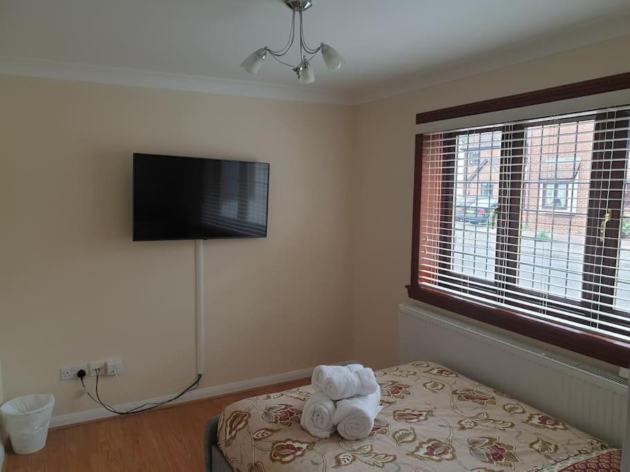 London Luxury 6 Bedroom Family House Sleeps 12 People Parking For 4 Cars Close To Tube. Чигуэлл Экстерьер фото