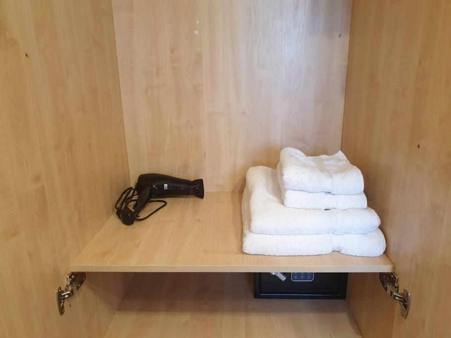 London Luxury 6 Bedroom Family House Sleeps 12 People Parking For 4 Cars Close To Tube. Чигуэлл Экстерьер фото
