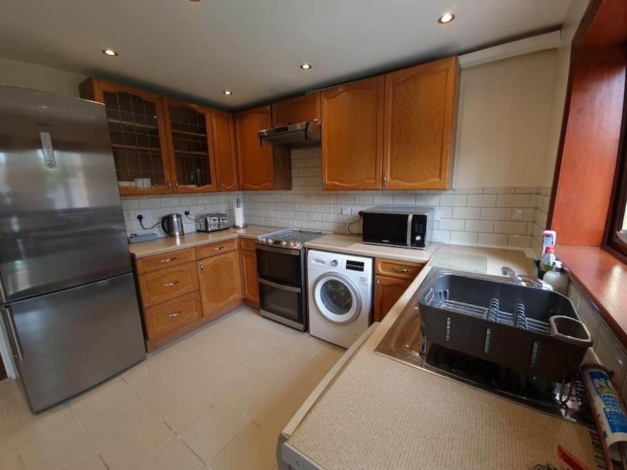 London Luxury 6 Bedroom Family House Sleeps 12 People Parking For 4 Cars Close To Tube. Чигуэлл Экстерьер фото