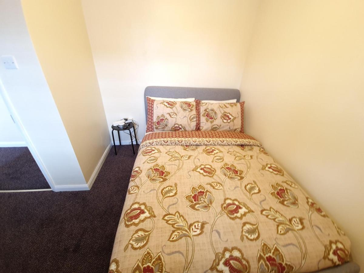 London Luxury 6 Bedroom Family House Sleeps 12 People Parking For 4 Cars Close To Tube. Чигуэлл Экстерьер фото