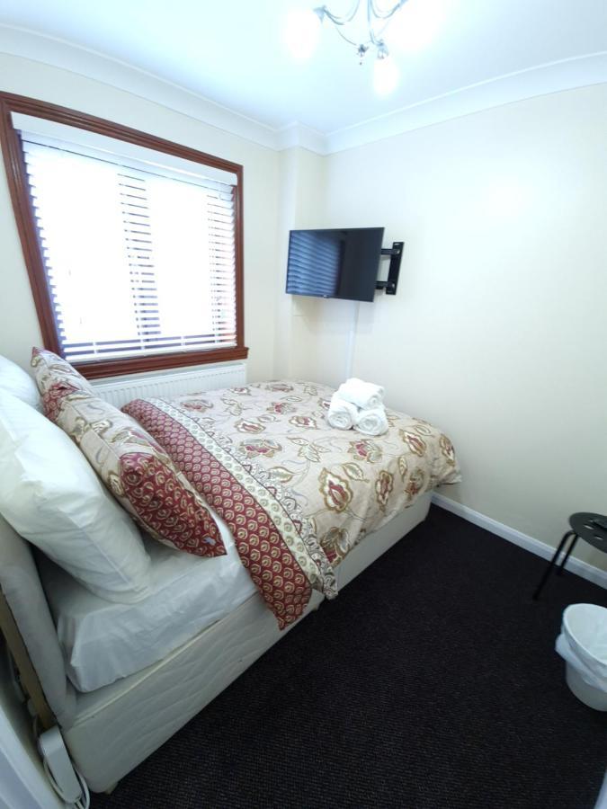 London Luxury 6 Bedroom Family House Sleeps 12 People Parking For 4 Cars Close To Tube. Чигуэлл Экстерьер фото
