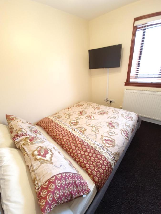 London Luxury 6 Bedroom Family House Sleeps 12 People Parking For 4 Cars Close To Tube. Чигуэлл Экстерьер фото