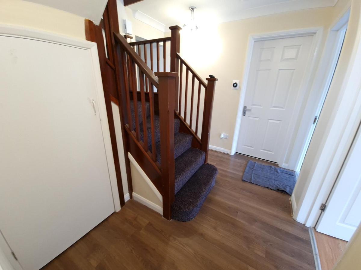 London Luxury 6 Bedroom Family House Sleeps 12 People Parking For 4 Cars Close To Tube. Чигуэлл Экстерьер фото