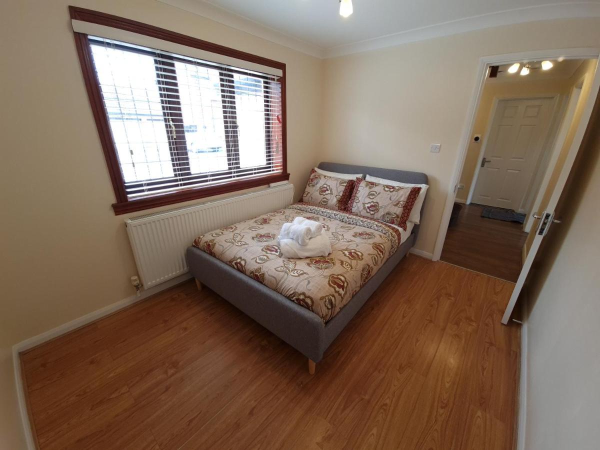 London Luxury 6 Bedroom Family House Sleeps 12 People Parking For 4 Cars Close To Tube. Чигуэлл Экстерьер фото