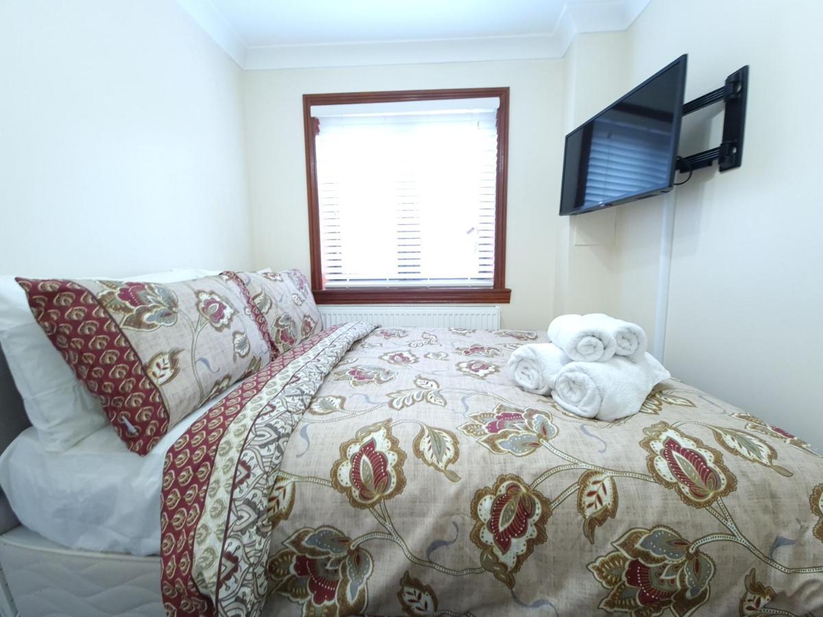 London Luxury 6 Bedroom Family House Sleeps 12 People Parking For 4 Cars Close To Tube. Чигуэлл Экстерьер фото