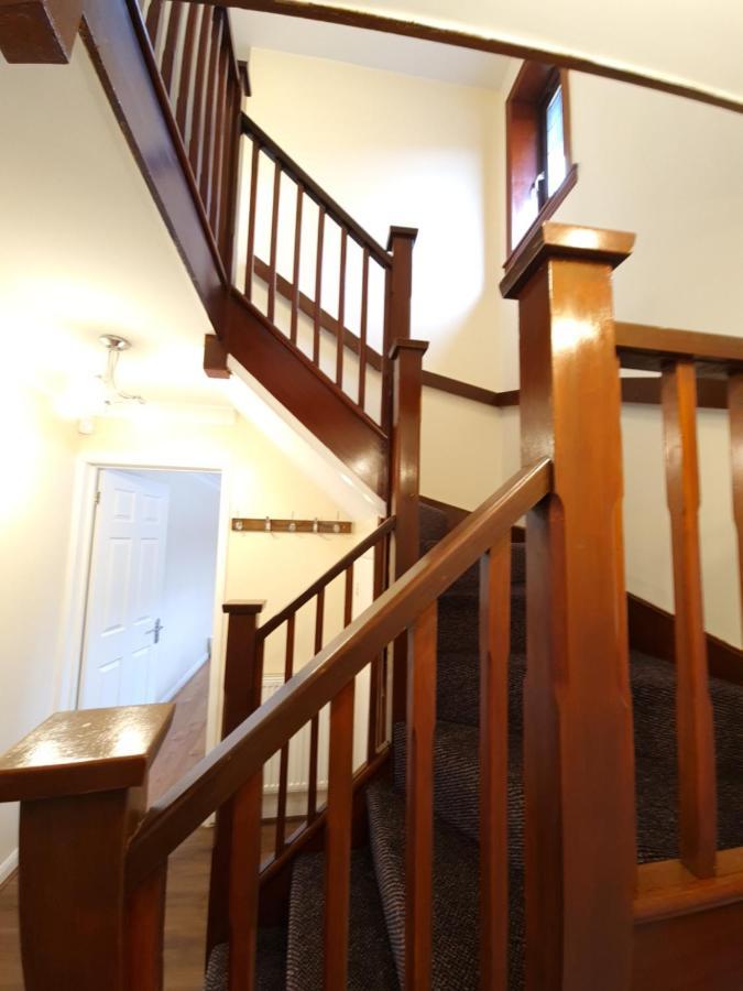 London Luxury 6 Bedroom Family House Sleeps 12 People Parking For 4 Cars Close To Tube. Чигуэлл Экстерьер фото