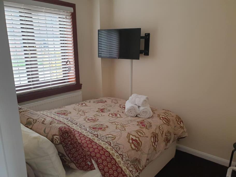 London Luxury 6 Bedroom Family House Sleeps 12 People Parking For 4 Cars Close To Tube. Чигуэлл Экстерьер фото