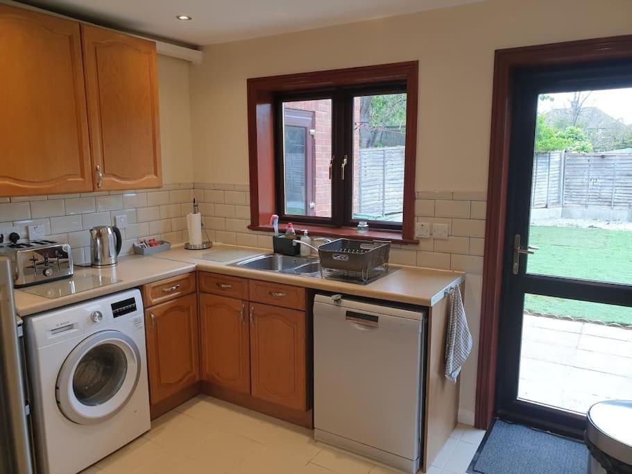 London Luxury 6 Bedroom Family House Sleeps 12 People Parking For 4 Cars Close To Tube. Чигуэлл Экстерьер фото