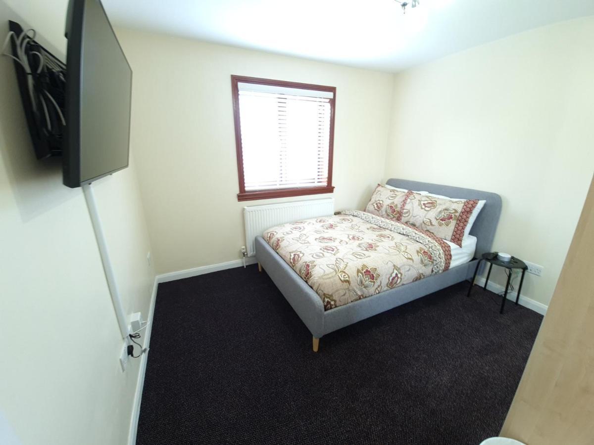 London Luxury 6 Bedroom Family House Sleeps 12 People Parking For 4 Cars Close To Tube. Чигуэлл Экстерьер фото